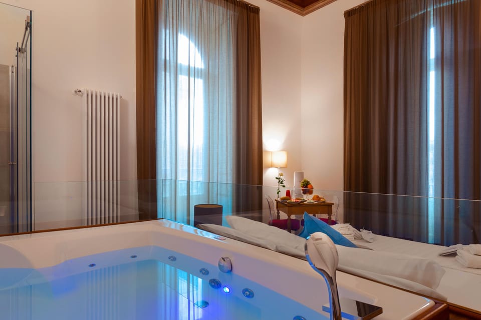 Luxury Suite, Jetted Tub | City view