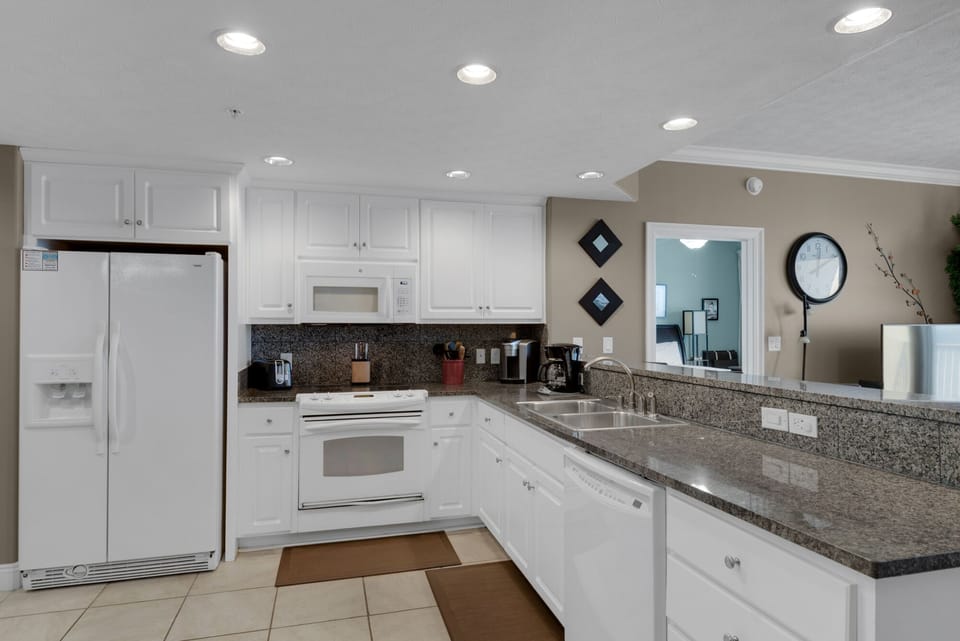 Condo, Multiple Beds, Pool Access | Private kitchen | Fridge, microwave, oven, stovetop