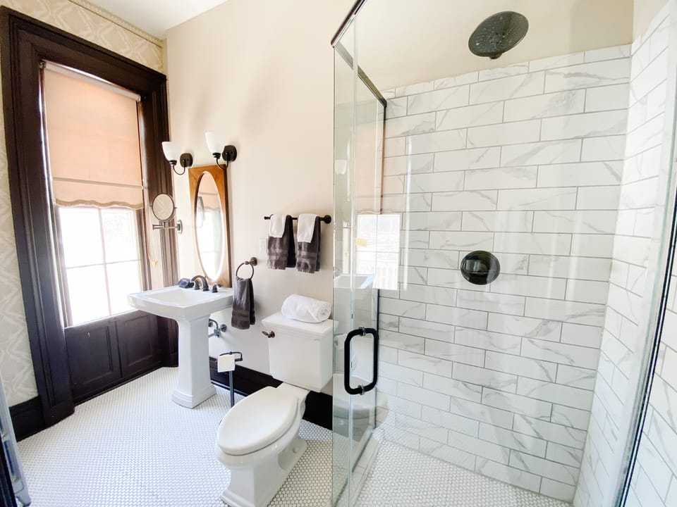 Lincoln Room | Bathroom | Hair dryer, bathrobes, towels, soap