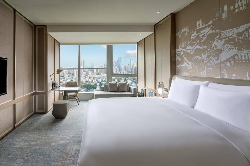 Room, 1 King Bed (Deluxe King Room) | Minibar, in-room safe, desk, blackout drapes