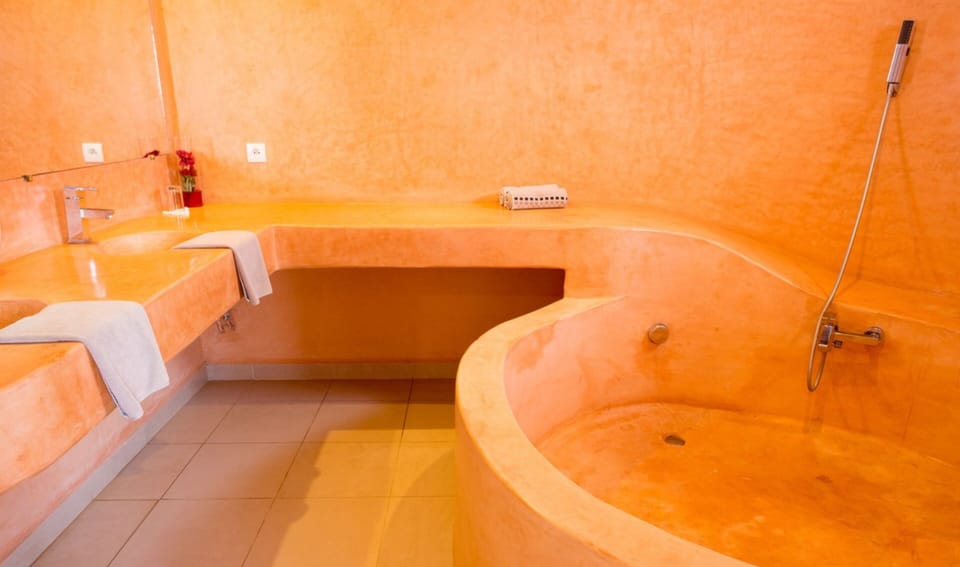 Shower, free toiletries, towels