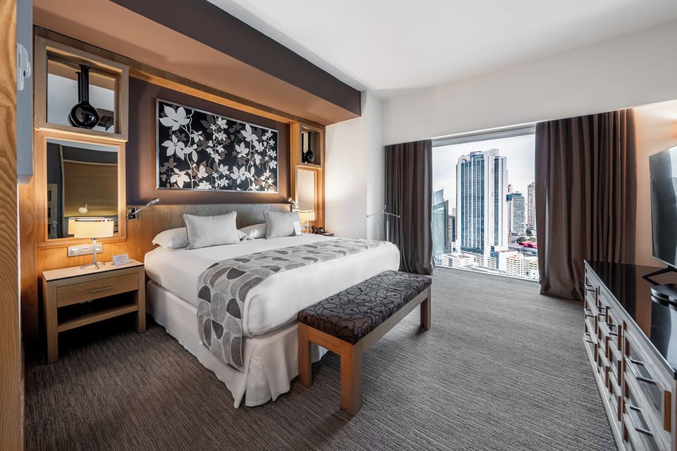 Penthouse (In the heart of the City) | Minibar, in-room safe, desk, laptop workspace