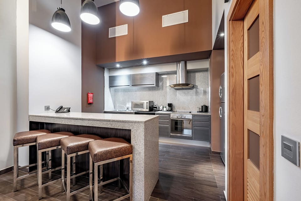 Penthouse (In the heart of the City) | Minibar, in-room safe, desk, laptop workspace