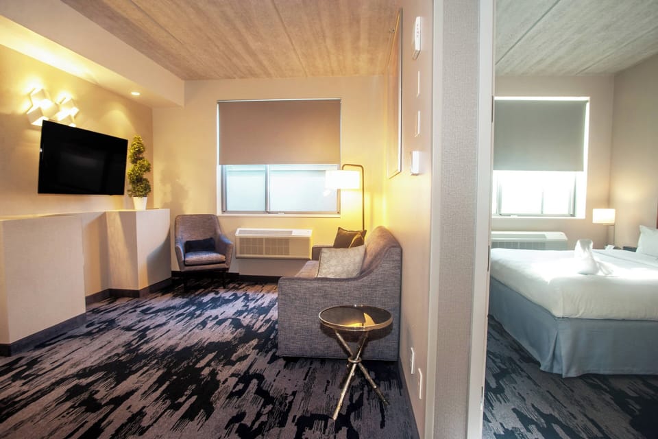 Suite, 1 King Bed | Premium bedding, down comforters, pillowtop beds, desk