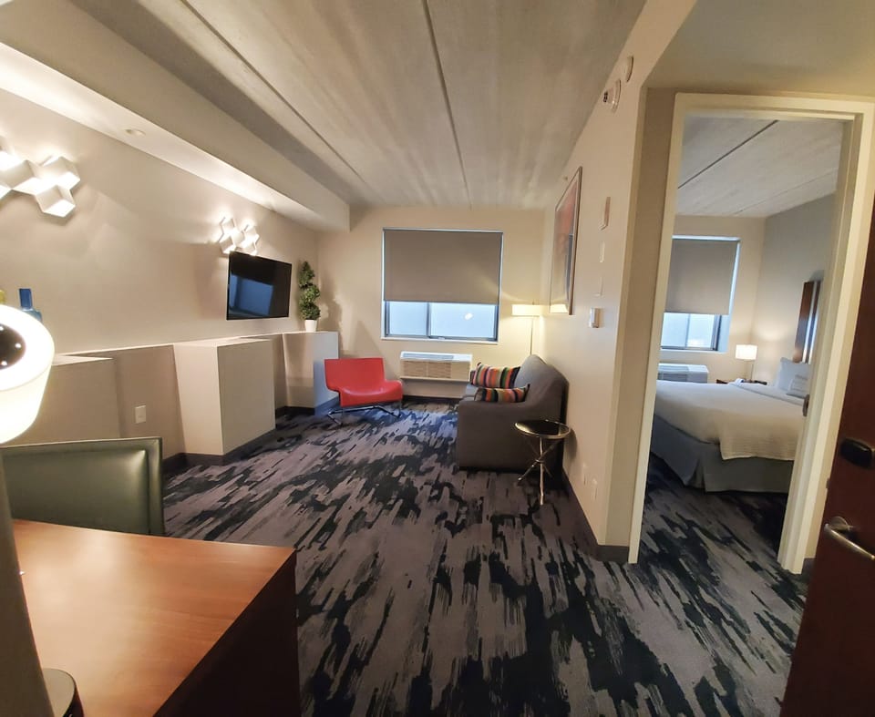 Suite, 1 King Bed | Premium bedding, down comforters, pillowtop beds, desk