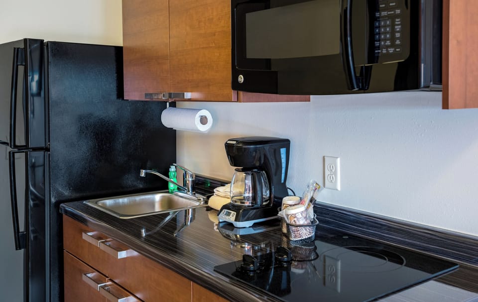 Coffee/tea maker, full-size fridge, microwave, stovetop