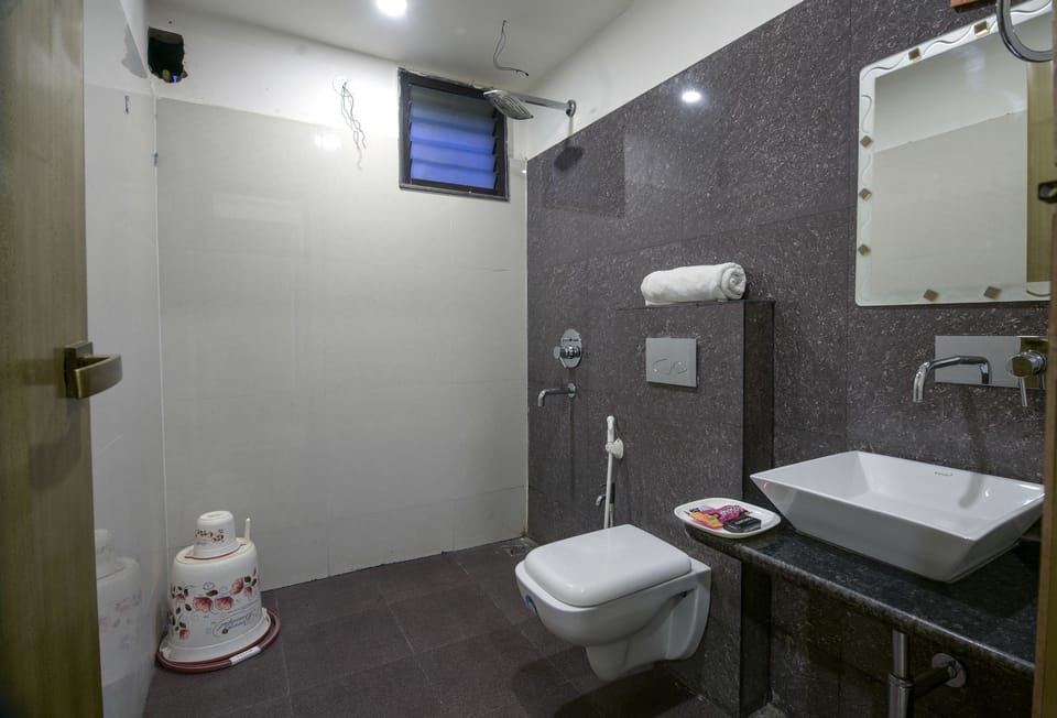 Shower, rainfall showerhead, free toiletries, soap