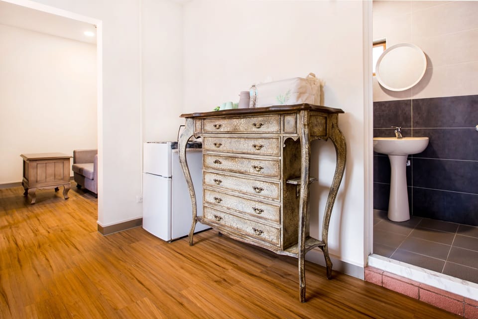 Deluxe Quadruple Room, 1 Bedroom, Non Smoking, Ensuite | Living area | 40-inch flat-screen TV with digital channels, TV