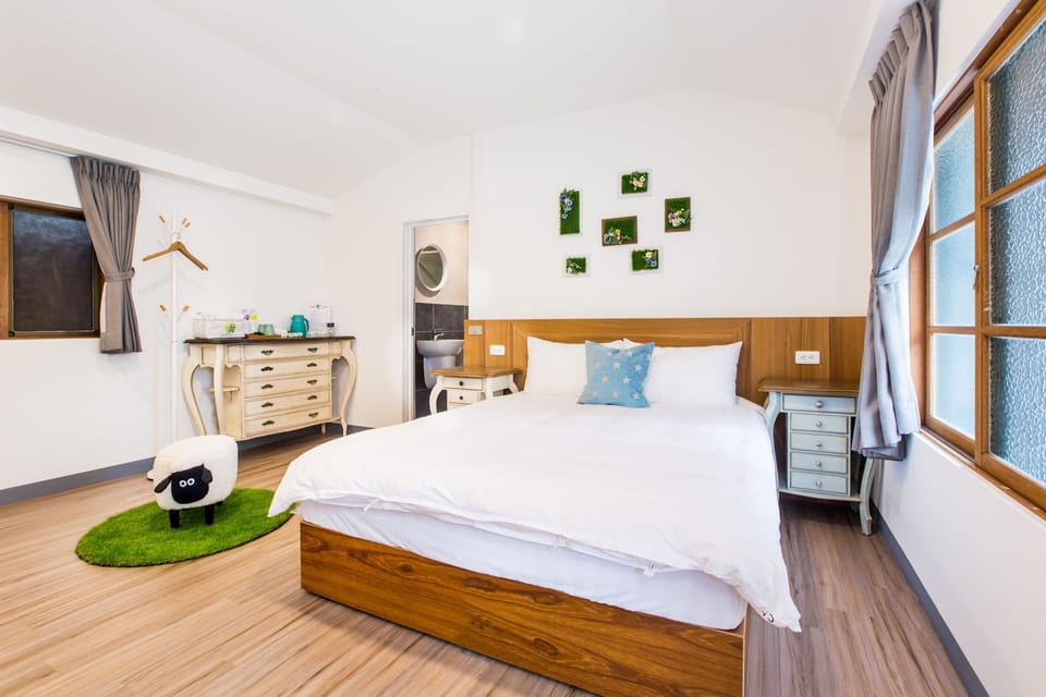 Elite Double Room, 1 Bedroom, Non Smoking, Ensuite | Desk, blackout drapes, free WiFi, bed sheets