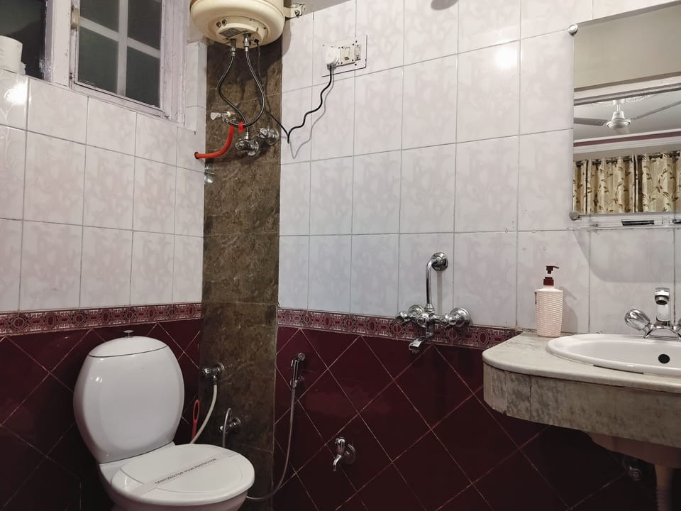 Deluxe Room | Bathroom | Shower, rainfall showerhead, free toiletries, hair dryer