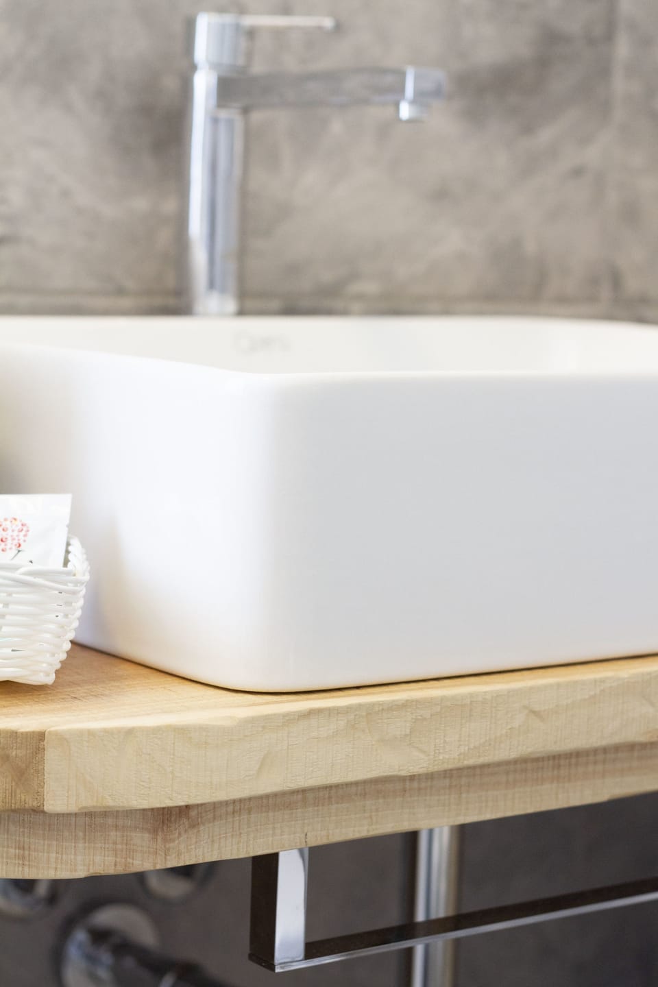 Bathroom sink