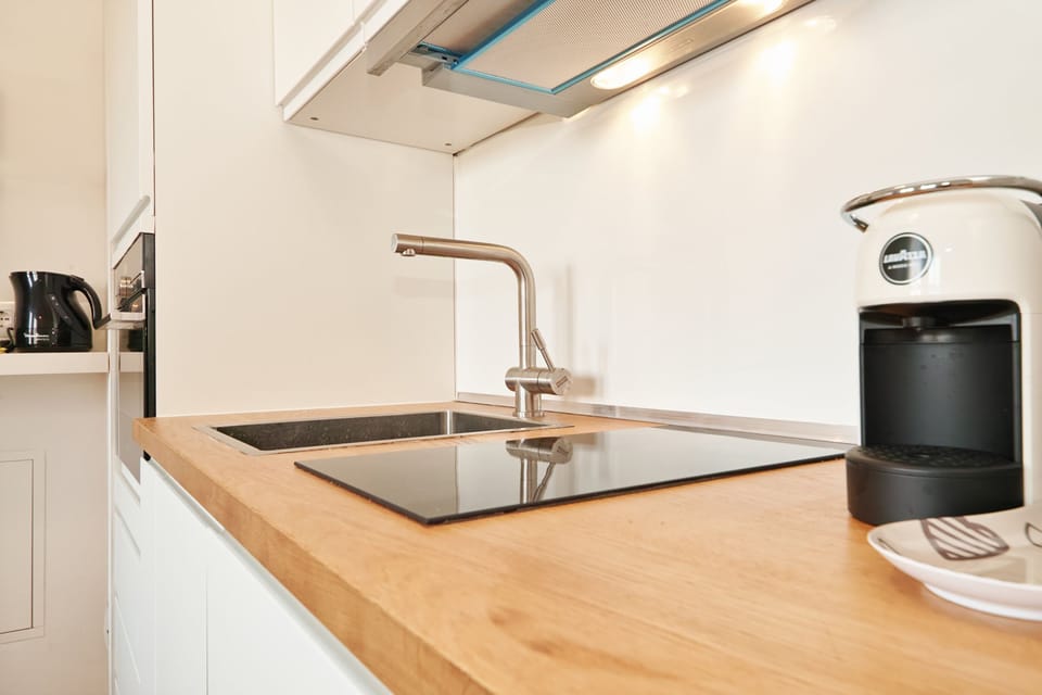 Comfort Studio | Private kitchen | Full-size fridge, microwave, oven, stovetop