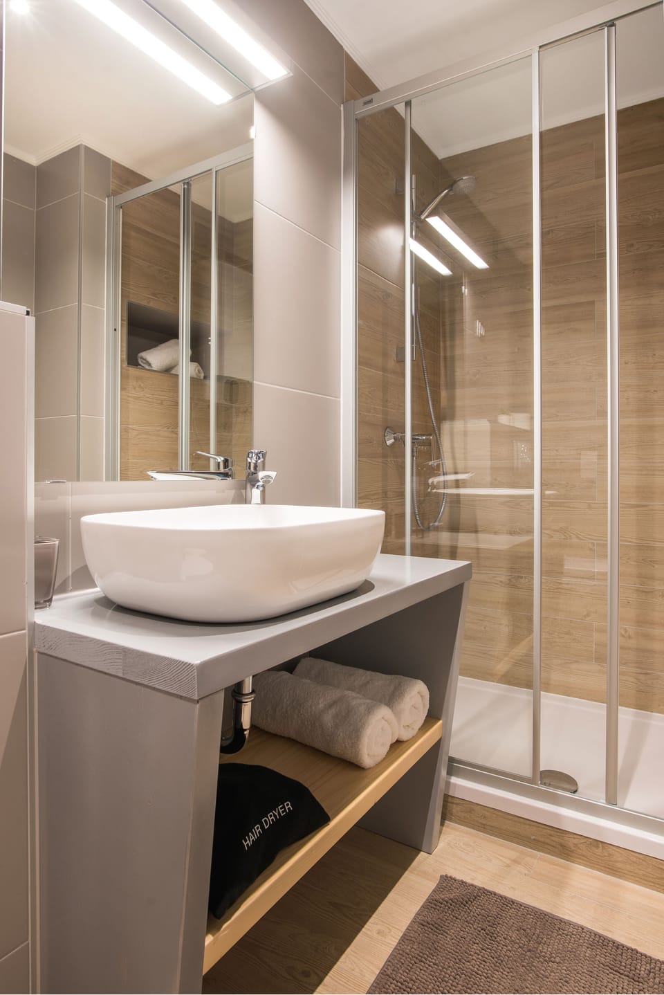 Classic Room | Bathroom | Shower, free toiletries, hair dryer, towels