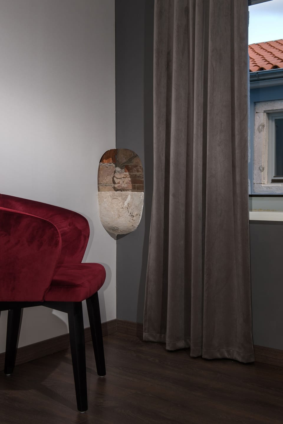 Suite | Minibar, in-room safe, individually decorated, desk