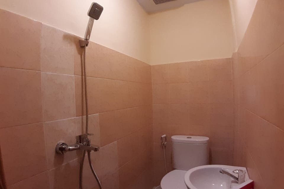 Superior Suite | Bathroom | Shower, towels