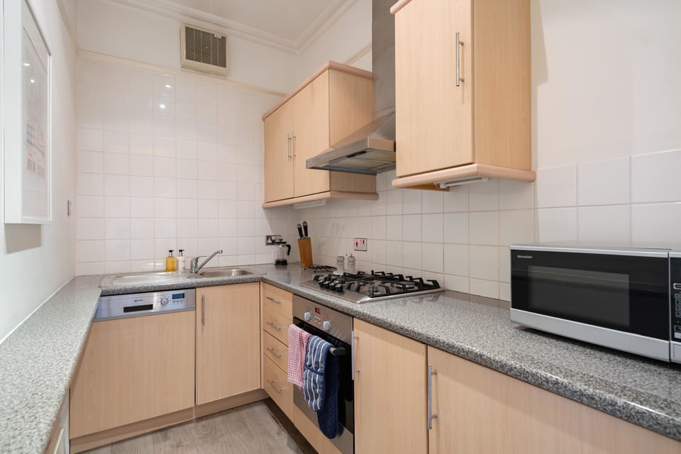 Apartment, 1 Bedroom | Private kitchen | Fridge, microwave, oven, dishwasher