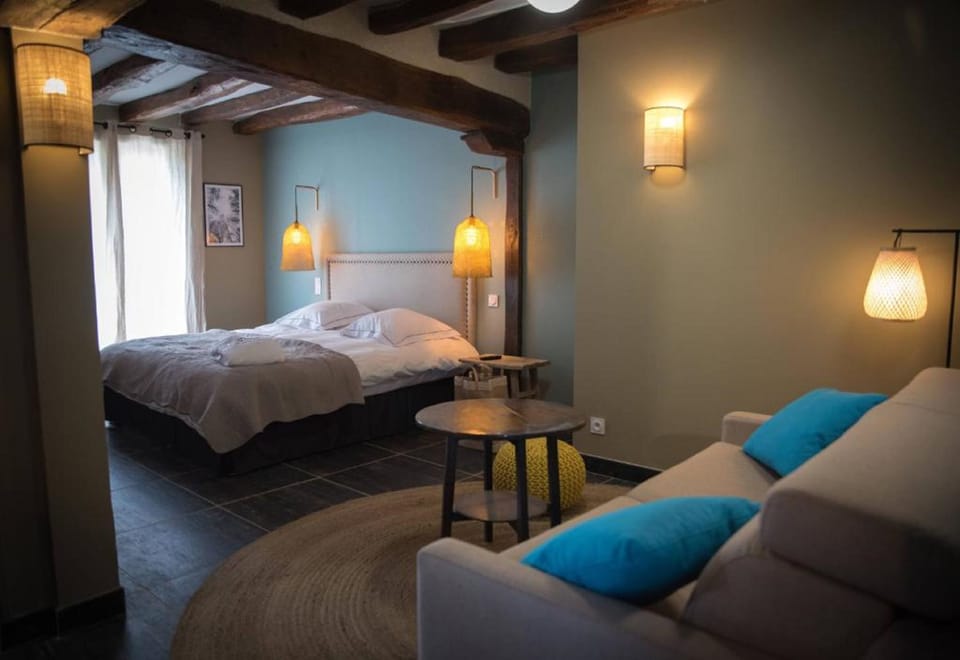 Deluxe Suite | 1 bedroom, in-room safe, blackout drapes, soundproofing