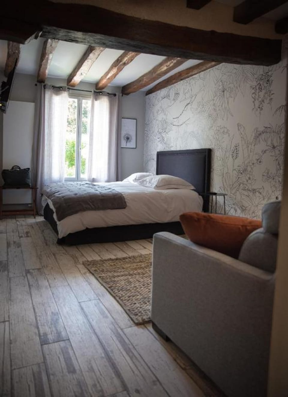 Junior Suite | 1 bedroom, in-room safe, blackout drapes, soundproofing