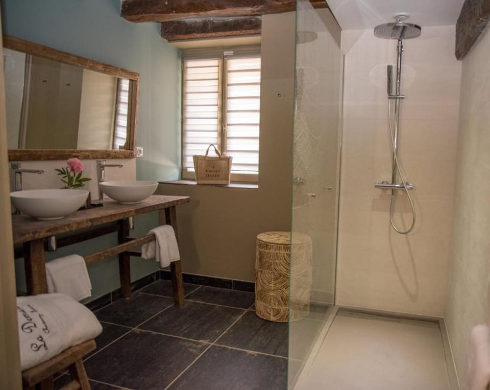 Deluxe Suite | Bathroom | Towels
