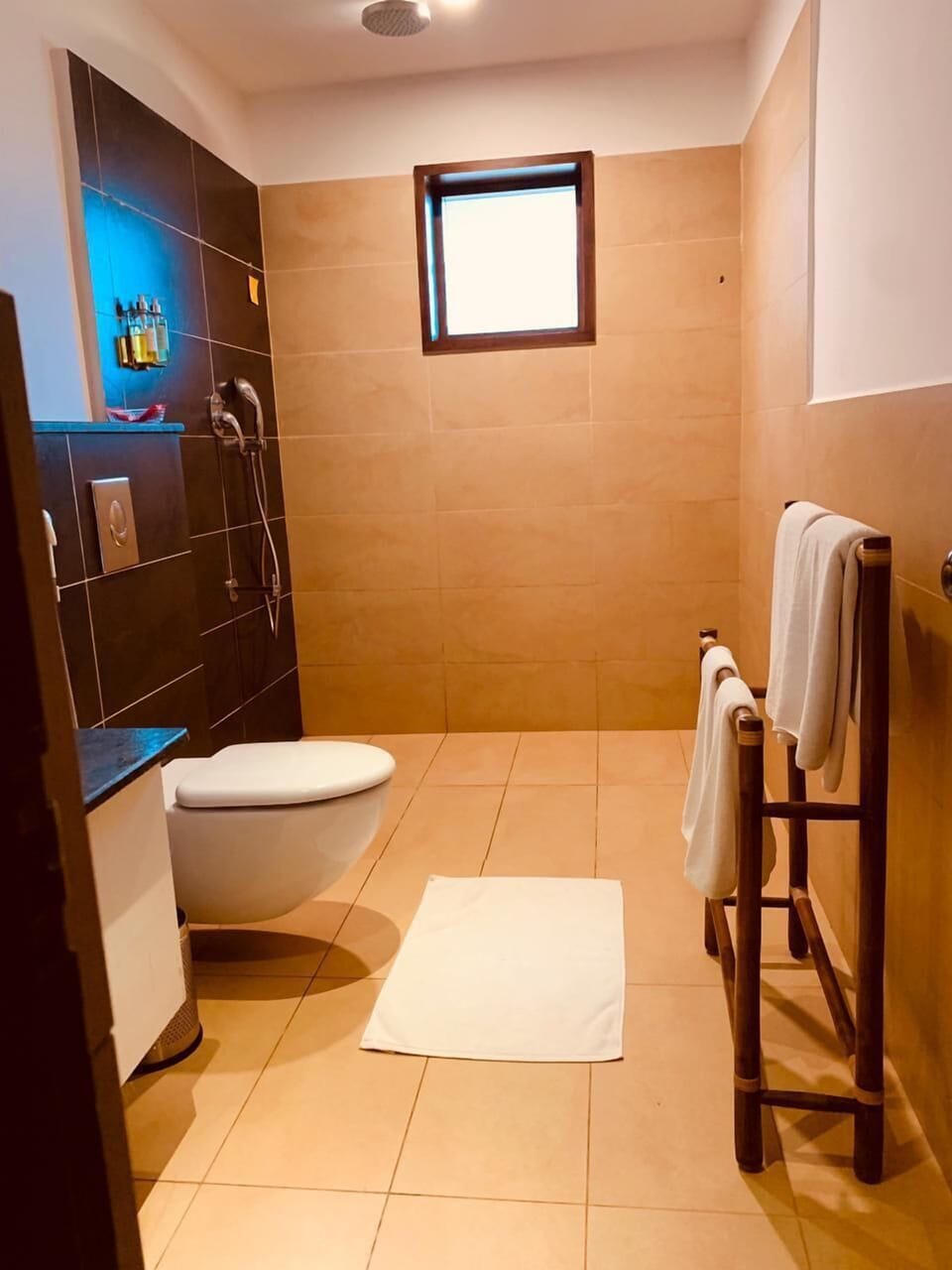 Deluxe Room, 1 Bedroom | Bathroom | Shower, free toiletries, towels