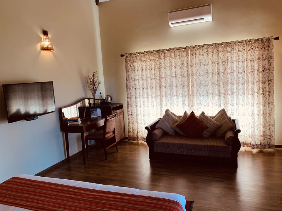 Deluxe Room, 1 Bedroom | Living area | Flat-screen TV
