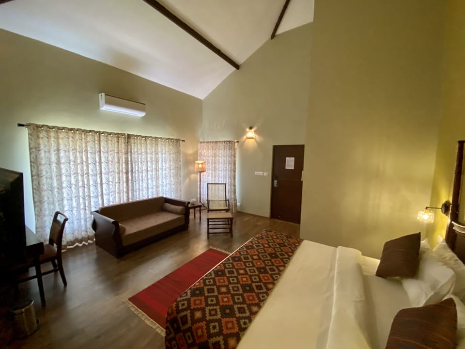 Deluxe Room, 1 Bedroom | Desk, iron/ironing board, WiFi, bed sheets