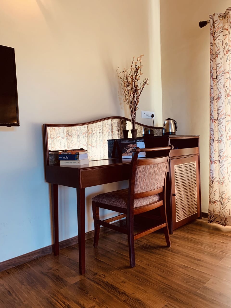 Deluxe Room, 1 Bedroom | Desk, iron/ironing board, WiFi, bed sheets