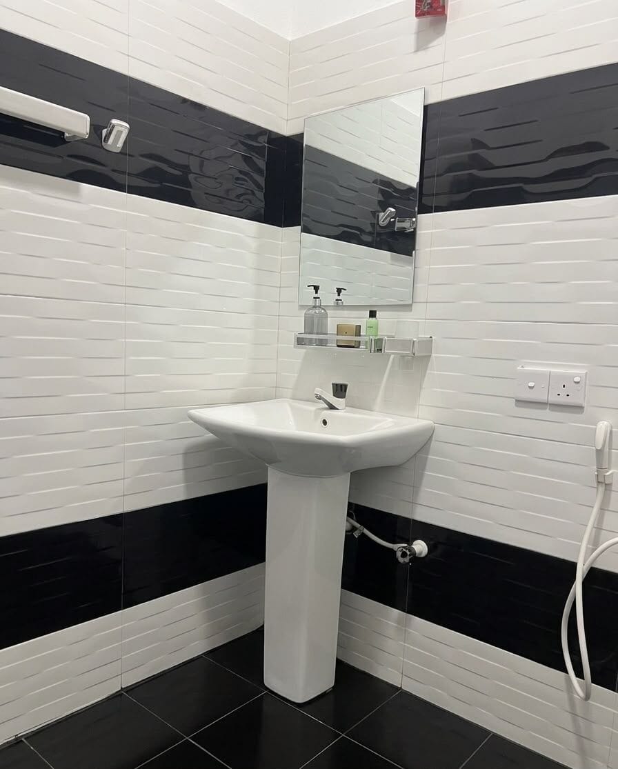 Deluxe Double Room | Bathroom | Shower, free toiletries, towels, soap