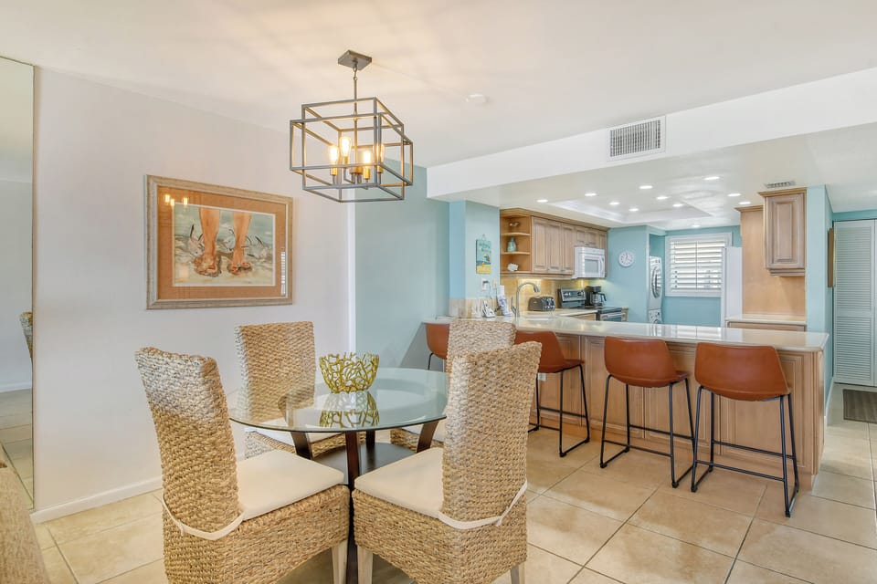Open floor plan kitchen/dining area