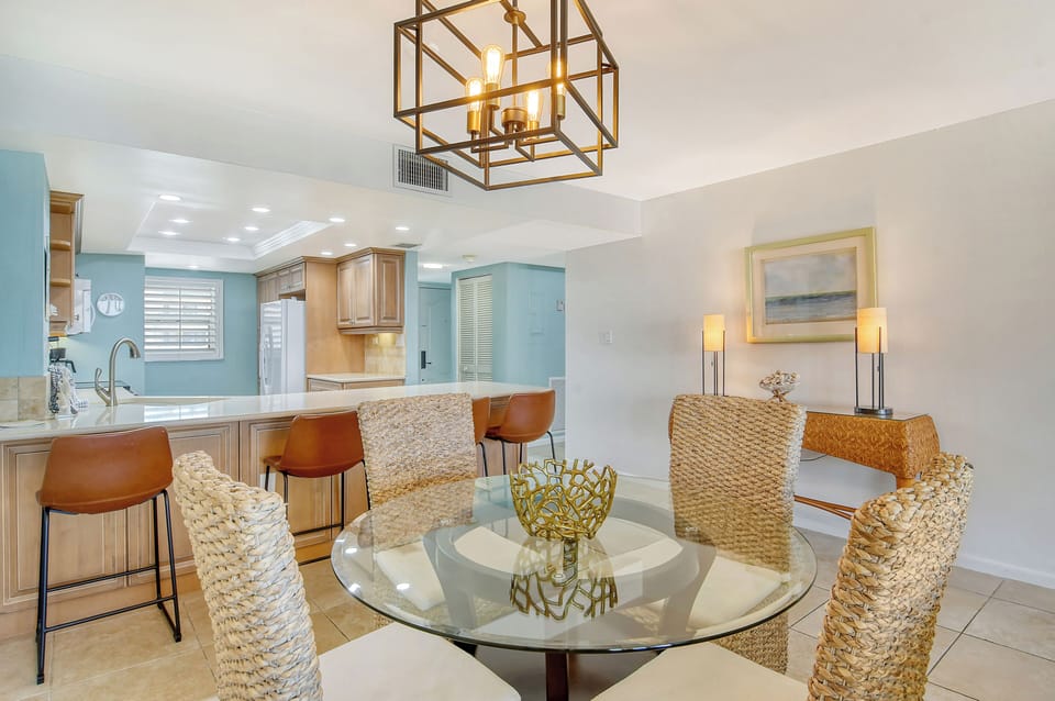 Open floor plan kitchen/dining area