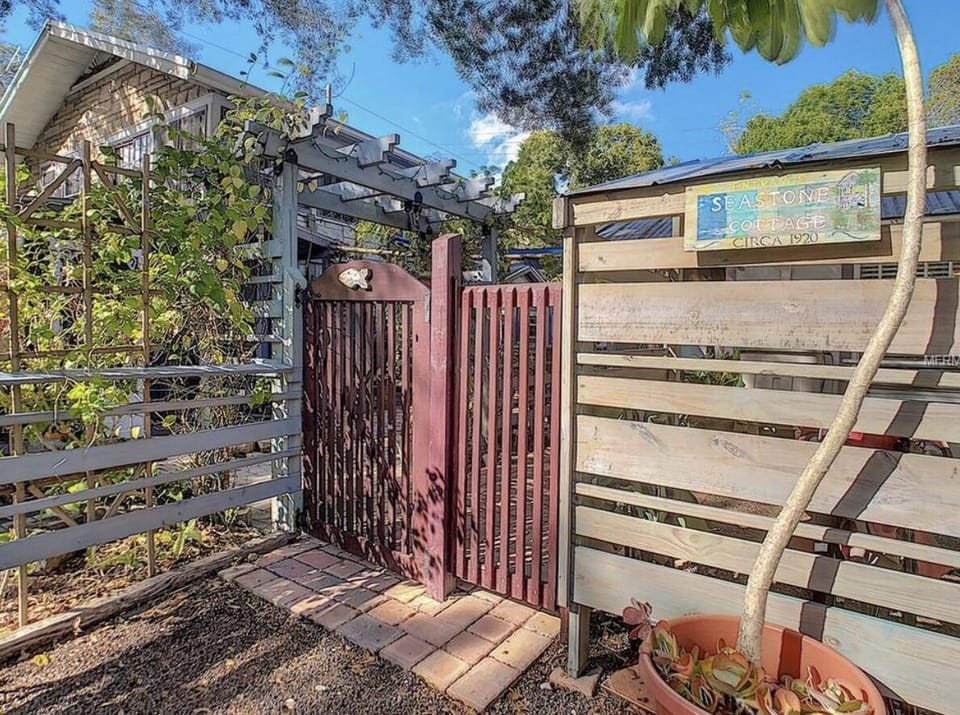 Bindy’s Bungalow Your Secret Oasis House in Gulfport