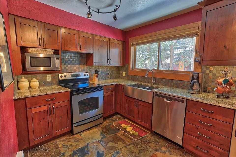 Traditional Condo | Private kitchen | Full-size fridge, microwave, oven, stovetop