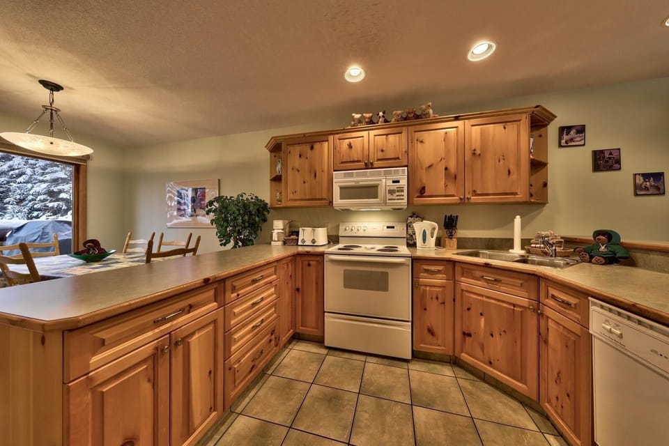 Condo, 2 Bedrooms | Private kitchen