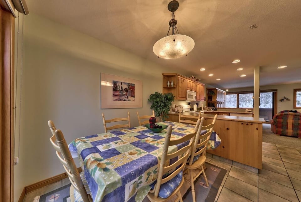 Condo, 2 Bedrooms | Dining