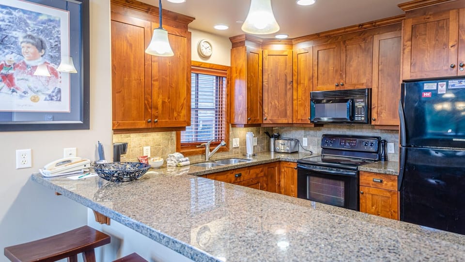 Townhome, 4 Bedrooms | Private kitchen | Fridge, microwave, stovetop, dishwasher