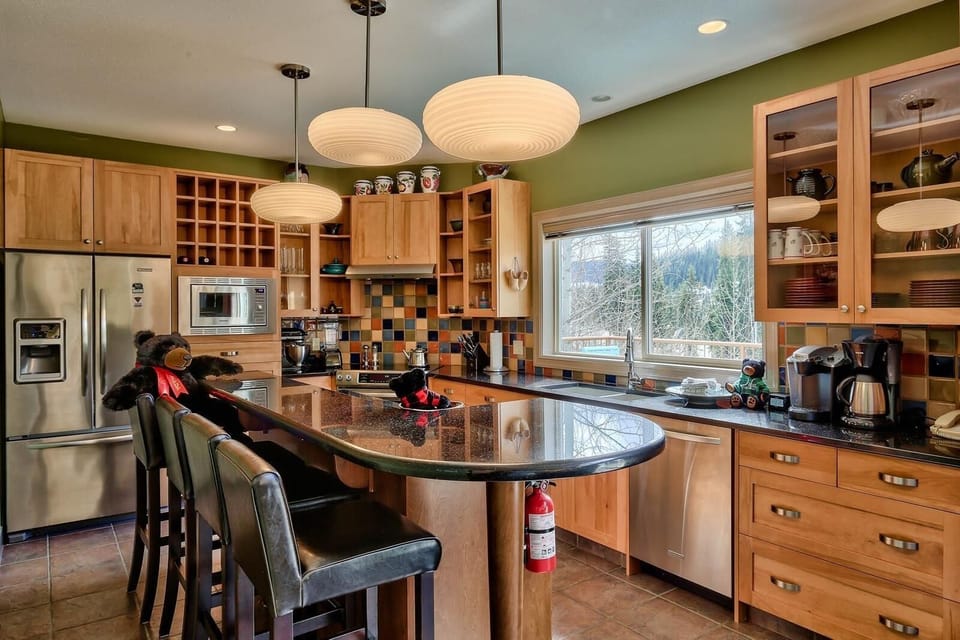 House, 4 Bedrooms | Private kitchen | Fridge, microwave, stovetop, dishwasher