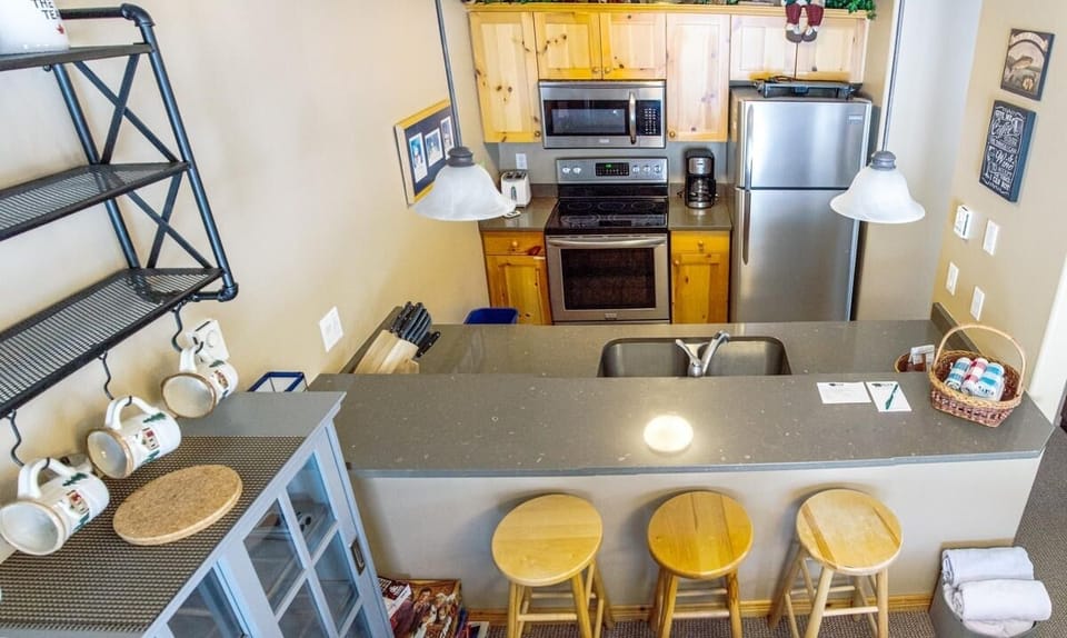 Condo, 2 Bedrooms | Private kitchen | Toaster