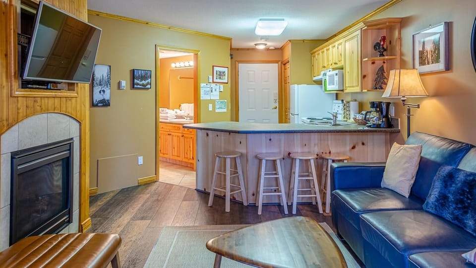 Condo, 1 Bedroom | Private kitchen | Fridge, oven, toaster