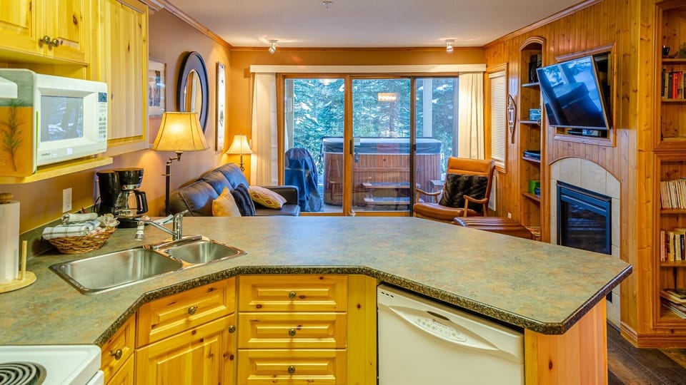 Condo, 1 Bedroom | Private kitchen | Fridge, oven, toaster