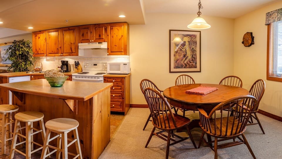 Townhome, 2 Bedrooms | Dining