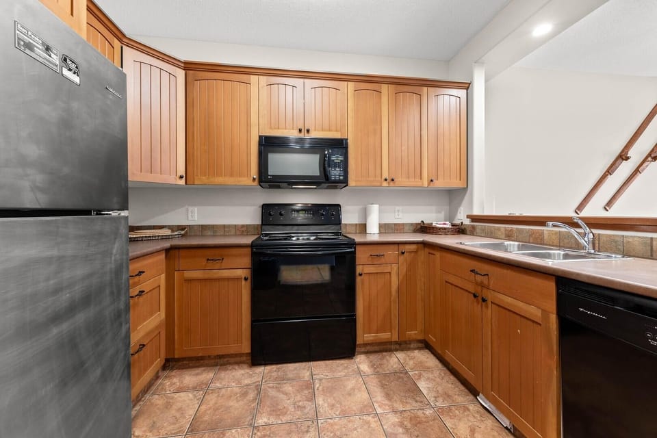 Townhome, 2 Bedrooms | Private kitchen | Fridge, microwave, stovetop, dishwasher