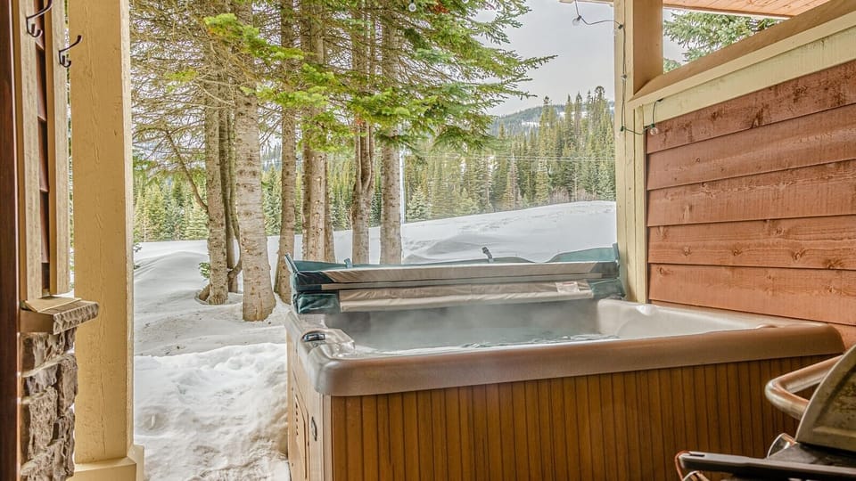 Condo, 2 Bedrooms | Property grounds
