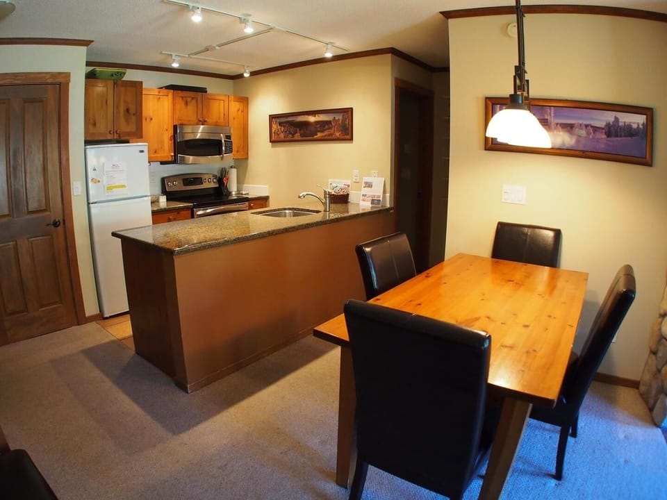 Cottage, 2 Bedrooms | Private kitchen | Coffee/tea maker, fridge, microwave, oven