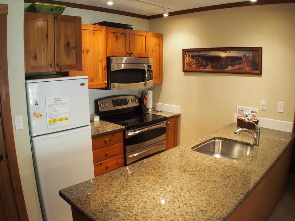 Cottage, 2 Bedrooms | Private kitchen | Coffee/tea maker, fridge, microwave, oven
