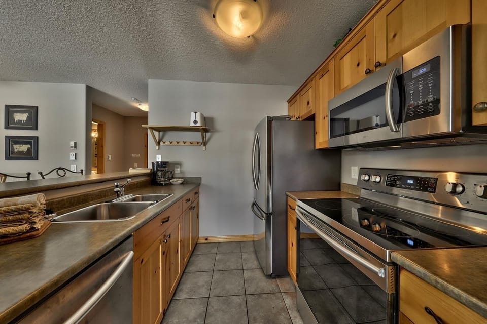 Condo, 3 Bedrooms | Private kitchen | Fridge, microwave, stovetop, dishwasher