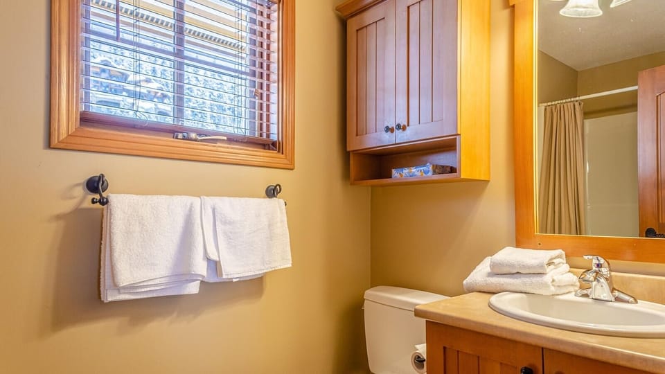 Trails Edge #03 By Bear Country Apartment in British Columbia