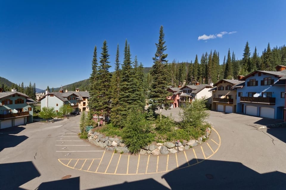 Condo, 2 Bedrooms | Property grounds