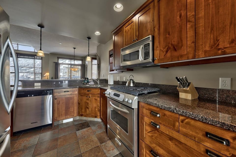 Townhome, 3 Bedrooms | Private kitchen | Coffee/tea maker, fridge, oven, dishwasher