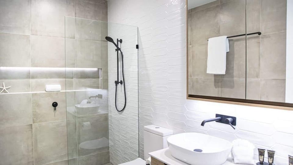 Azure Port Douglas - Modern bathrooms with luxury amenities