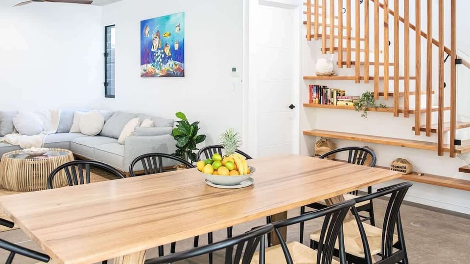 Azure Port Douglas - Spacious living and dining area